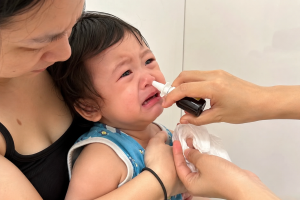 trẻ sợ xịt mũi
